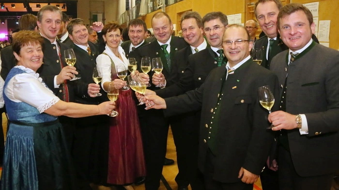 Die Agrarspitze des Landes und viele Gäste trafen sich zum ersten gemeinsamen Bauernbundball des Bezirks Südoststeiermark in St. Peter am Ottersbach.