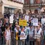 ABD0102_20240729 - MARBURG - DEUTSCHLAND: 29.07.2024, Hessen, Marburg: Das Bündnis "Marburg gegen Rechts" hat am Marktplatz zu einem Demonstrationszug gegen den Besuch von Rechtsextremist M. Sellner aufgerufen. Foto: Christian Lademann/dpa +++ dpa-Bildfunk +++. - FOTO: APA/dpa/Christian Lademann