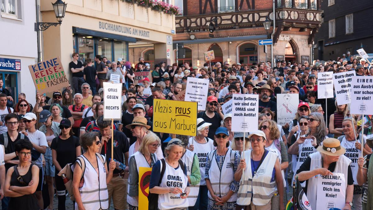 Das Bündnis "Marburg gegen Rechts" hat am Marktplatz zu einem Demonstrationszug gegen den Besuch von Rechtsextremist M. Sellner aufgerufen. 