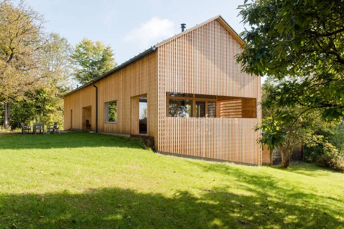 Bauten aus Holz fügen sich harmonisch in die Landschaft ein.