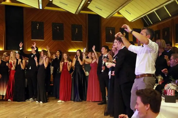 Die Vorstellung der Paare auf der Bühne übernahmen die Klassenvorstände Sascha Stocker und Anja Zottler, bevor die Galaband „Skylight“ wieder zu den Klängen „Alles Walzer“ auf die Tanzfläche lud. 