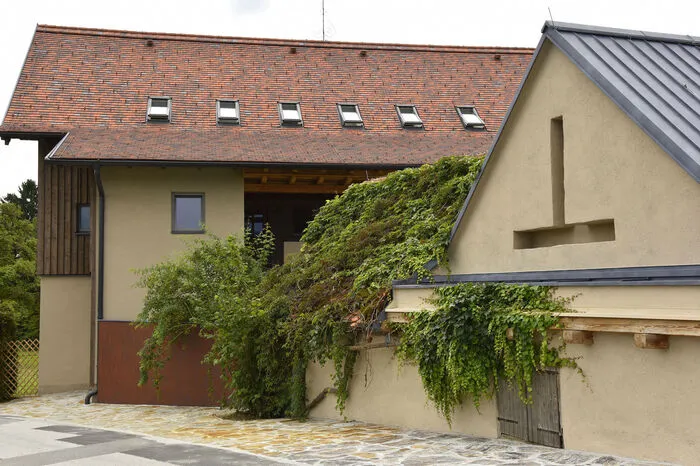 Das alte bewachsene, bemooste Dach beim "Heizhaus" blieb erhalten: "Ich habe einfach darunter ein neues Dach gebaut", sagt der Bauherr und Planer Helmut Perner.
