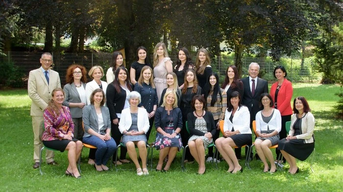5A. Bestanden haben folgende Schülerinnen und Schüler: Marina Altersberger, Katarina Djak, Caroline Edlinger, Vanessa Geiersberger, Mona Hajdari, Julia Karl, Anja Kerschbaumer, Magdalena Moser und Kathrin Wolfsberger.