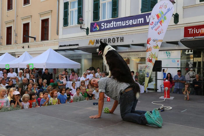 Auf der Bühne sorgten das Tanzstudio "Nici Ramminger", das Kasperltheater, die Zauberin Sabrina, die Clownin Popolino und als Höhepunkt zum Schluss Supertalent Sieger Lukas Pratschker mit seinen Hunden für die Unterhaltung der jungen und junggebliebenen Besucher. Mehr vom Familienspielefest verrät die Bildergalerie. Einfach durchblättern.
