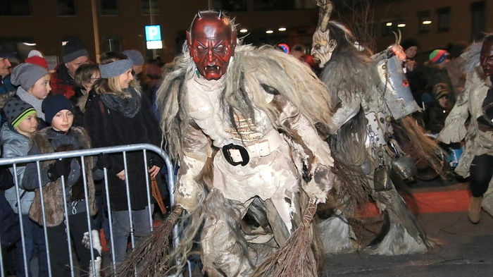 13 Gruppen sorgten bei den rund 2000 Besuchern, die sich über das disziplinierte Auftreten der Krampusse freuten, für Gänsehaut.