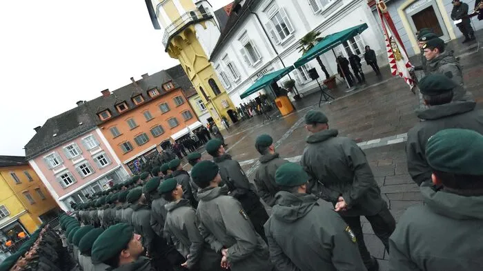 Gemeinsam mit Abordnungen der Polizei, Feuerwehr und Kameradschaftsbund legten die Soldaten der 2. Jägerkompanie des Jägerbataillons 17 in ihrer ehemaligen Garnison Bad Radkersburg zu Allerheiligen einen Kranz im Gedenken an die Gefallenen beider Weltkriege nieder.