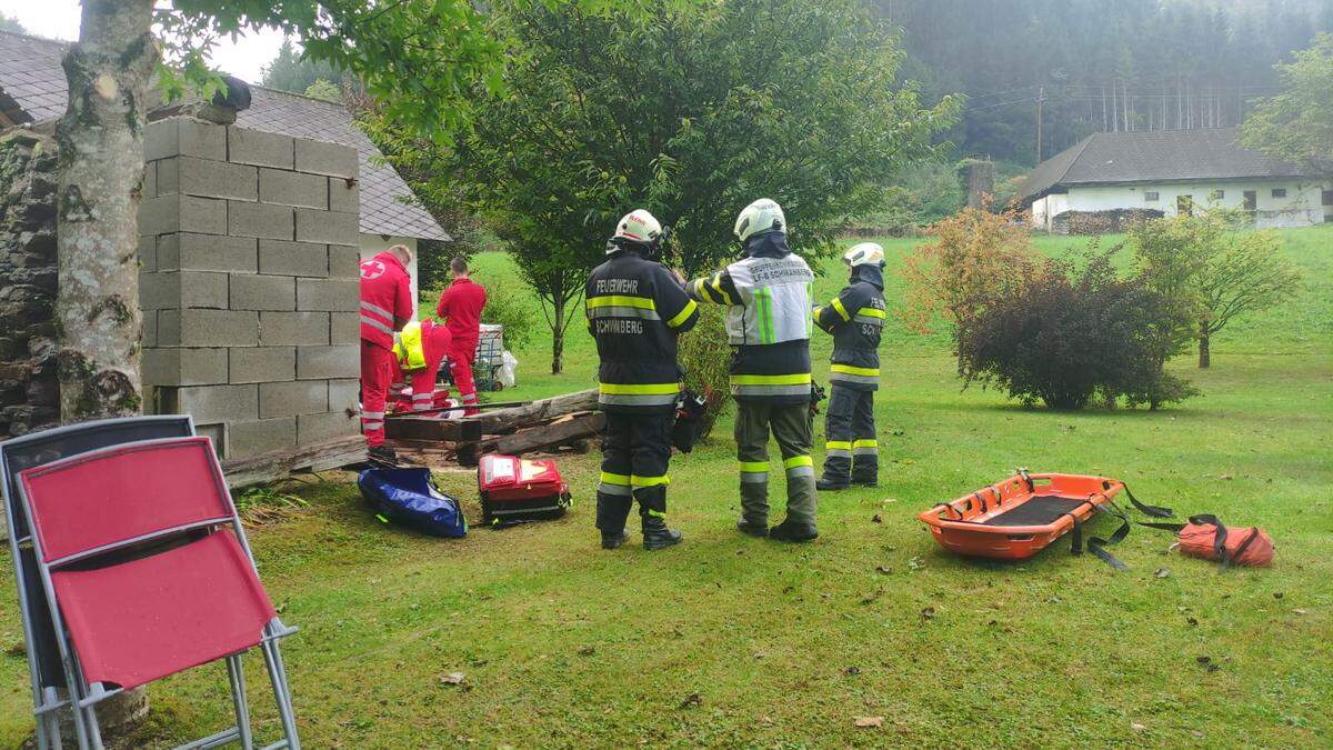 Eine Frau wurde unter den Trümmern einer eingestürzten Hütte begraben