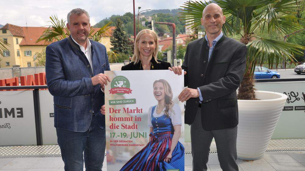 Bürgermeister Hannes Primus, Marktleiterin Andrea Primus und Stadtwerke-Geschäftsführer Christian Schimik