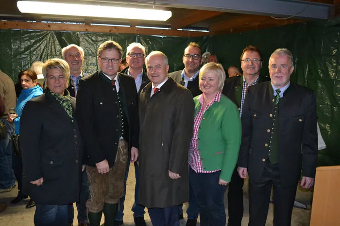 Kosten: drei Millionen Euro. Nun wurde die Fertigstellung gebührend gefeiert. Im Bild: Gemeindekassierin Marlies Schuster (Wies), Vizebürgermeister (Eibiswald) und Obmann des Wasserverbands Eibiswald-Wies Alfred Rauch, Bürgermeister Josef Waltl, Peter Zenz, Geschäftsführer der Porr-AG (Baufirma), Landesrat Johann Seitinger, Bauleiter Thomas Parth, 2. Vzbgm. Theresia Koch (Wies), 1. Vzbgm. Franz Jöbstl (Wies) sowie der Limburger Ortsteil-Bürgermeister August Nußmüller