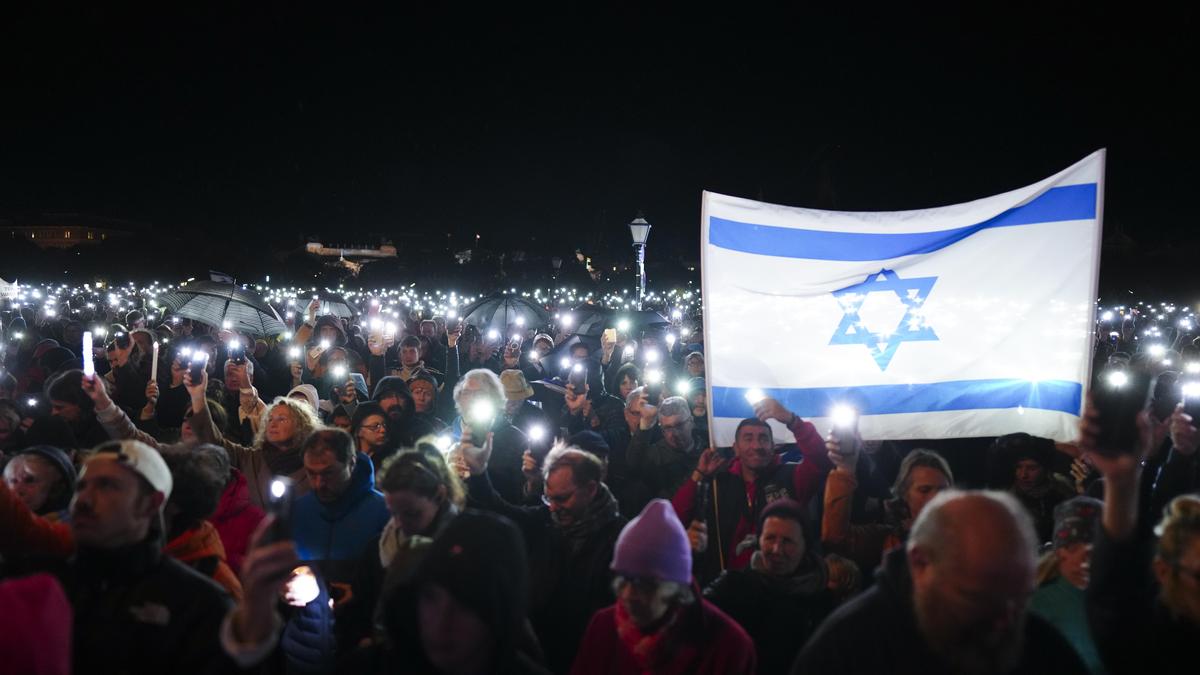 Im November 2023 wurde beim Lichtermeer in Wien für die Freilassung der nach Gaza verschleppten Geiseln demonstriert 