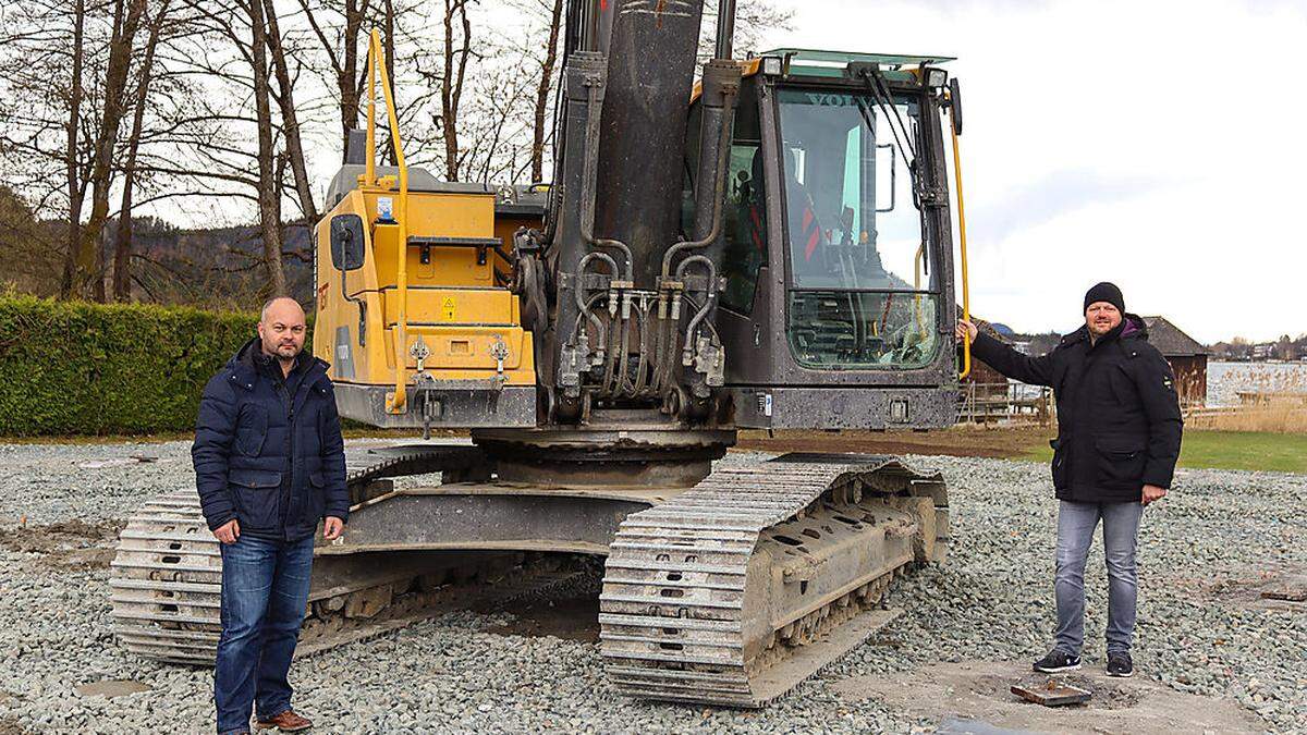 Der Geschäftsführer der Tourismusregion, Robert Karlhofer, und Bauherr Stefan Krainz auf der Baustelle (von links)