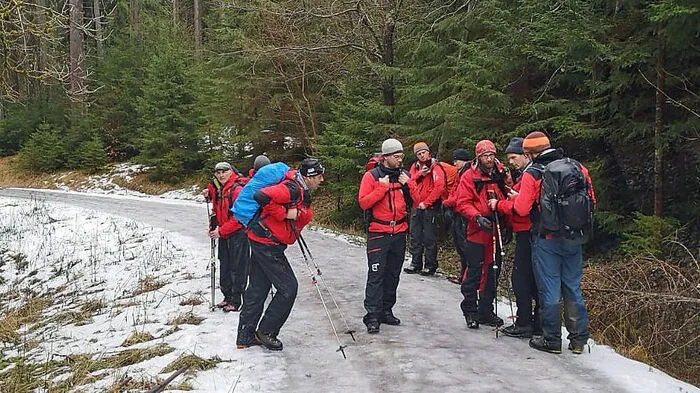 Eine Gruppe von Bergrettern bei der Suche nach der 89-Jährigen