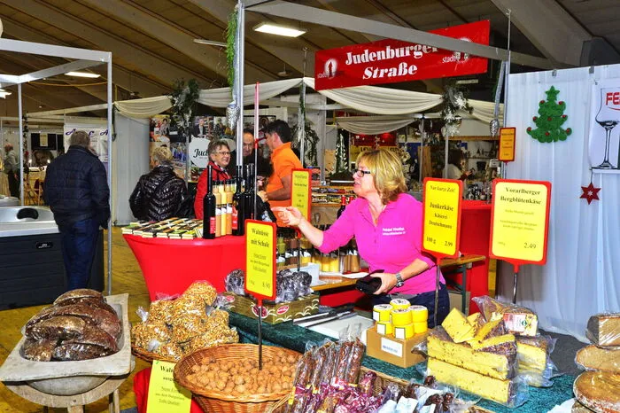 Geboten werden Künstler- und Adventmarkt, Aussteller zeigen Wohnideen und mehr, zudem gibt es ein umfangreiches Rahmenprogramm.