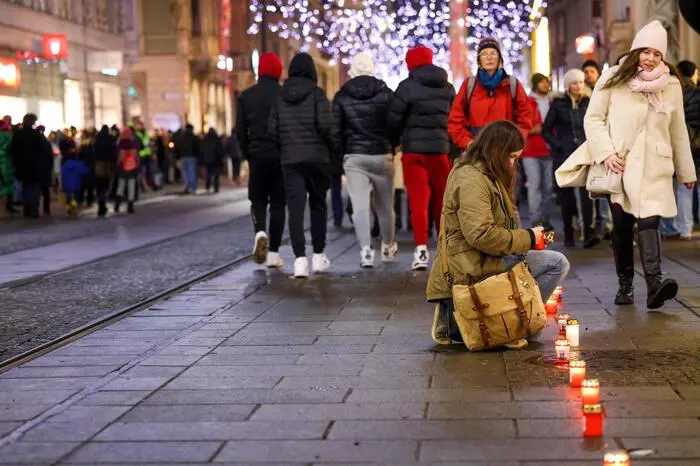 Menschen und Lichterkette, 75 Jahre UNO Menschenrechtsdeklaration, Herrengasse, Graz am 09. Dezember, Fotograf: Stefan Pajman