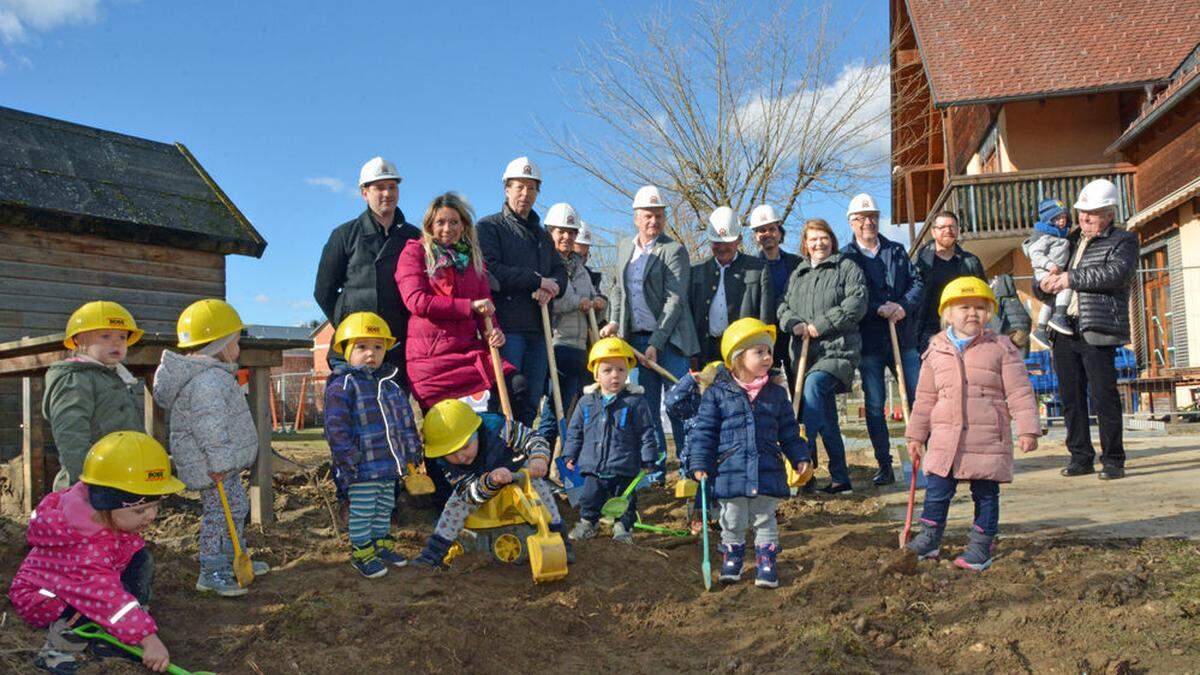 Die künftigen Nutzerinnen und Nutzer der Kinderkrippe halfen beim Spatenstich in Flöcking mit