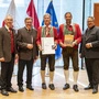 Robert Schmidhofer von der MK Außervillgraten erhielt das Verdienstkreuz in Silber für langjährige Funktionärstätigkeit – im Bild mit Elmar Juen, Günther Platter, Jakob Weitlaner und Klaus Mair 