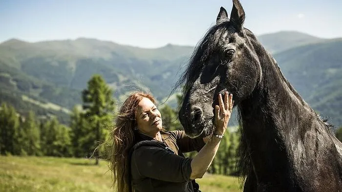 Elisabeth Schneeweiß, die größte Friesenzüchterin Österreichs, lebt in den Nockbergen