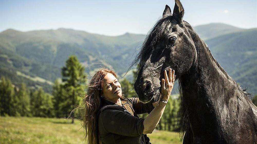 Elisabeth Schneeweiß, die größte Friesenzüchterin Österreichs, lebt in den Nockbergen
