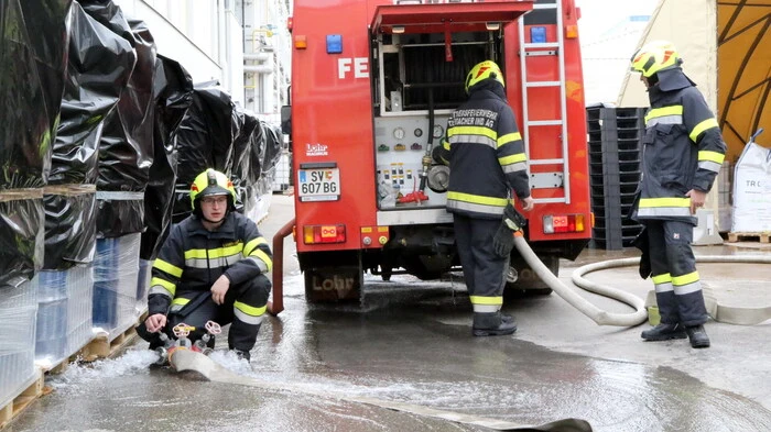 Die "Notfall-Einsätze" passierten an mehreren Standorten, wie etwa am Freitag bei der Treibacher Industrie AG. Sinn war das Üben des Katastrophenfalles. Am Samstag fand etwa eine Suchaktion statt, die bereits am Freitag gestartet wurde. Klicken Sie sich durch die Bilder!