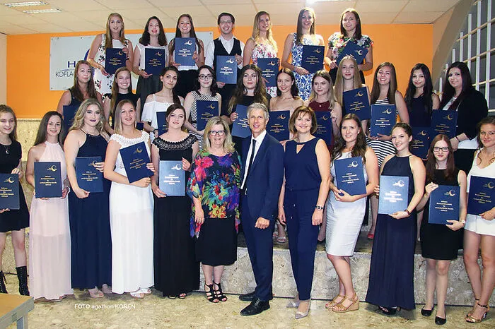 Mit ausgezeichnetem Erfolg bestanden haben Selina Berghold, Nicole Eberhart, Lisa Kollegger, PatriciaLukofnak, Linda Meisenbichler und Teresa Ruderes. Einenguten Erfolg erzielten Marisa Ferk, Larissa Fürstenhofer, Helene Gantschnigg, Anna Gößler, Lena Gößler, Petra Langmann, Magdalena Marcher, Anja Ofner und Nina Raditschnigg.