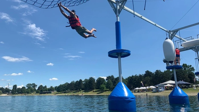 Am Samstag, den 2. Juli 2022, geht am Schwarzlsee der weltweit erste schwimmende Ninjapark in Betrieb.