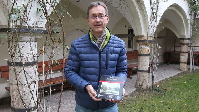 Rudolf Schlaipfer, im Bild mit seinem Buch von 1991, macht sich an die Erweiterung seiner Erzählung über den Kindberger Stadtteil Aumühl