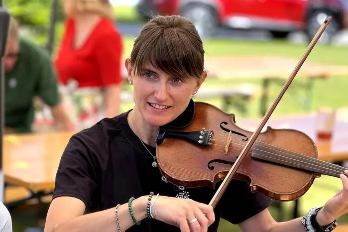 An musikalischen und kulinarischen Stationen gab es Workshops, Gelegenheiten zum Musizieren, Volkstanzen, Singen, Jodeln und Lachen.