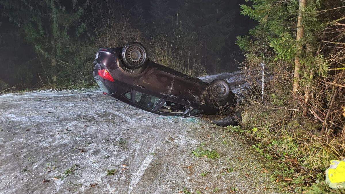 In Kleinsemmering überschlug sich ein Pkw, der Lenker wurde unbestimmten Grades verletzt