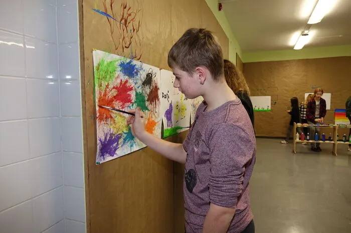 Das bedeutet, dass jeder sein Papier auf einer mit Backpapier tapezierten Wand aufhängt.