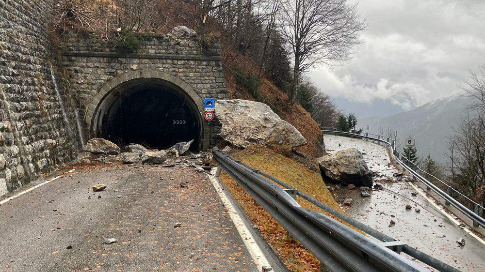 Die italienische Seite der Plöckenpassstraße wurde im Dezember von einem massiven Felssturz verlegt