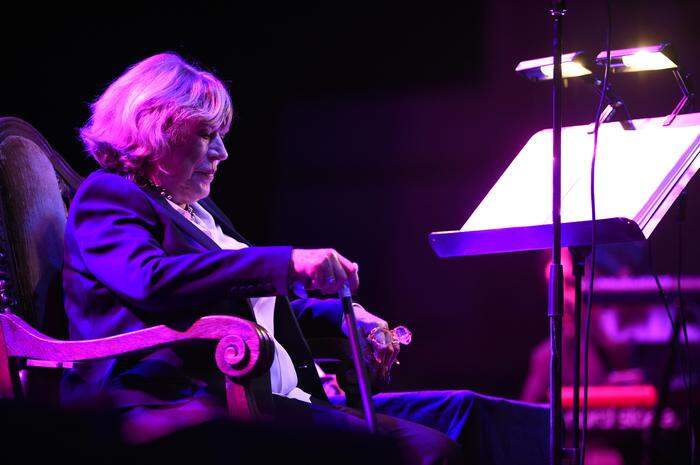 Schon 2014 trat Marianne Faithfull in Wien sitzend auf