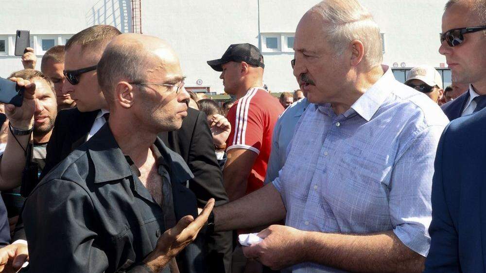 Vor dem Minsker Radschlepperwerk, wo Präsident Lukaschenko am Montag zu einem Besuch eintraf, schlug ihm nicht viel Sympathie entgegen 