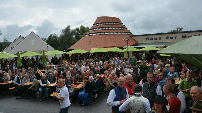 14 Vereine luden in Gleinstätten zum Zeggern ein. Das Motto lautete diesmal "Das Bauernjahr". Jede Menge Besucherinnen und Besucher ließen sich die tolle Veranstaltung nicht entgehen.