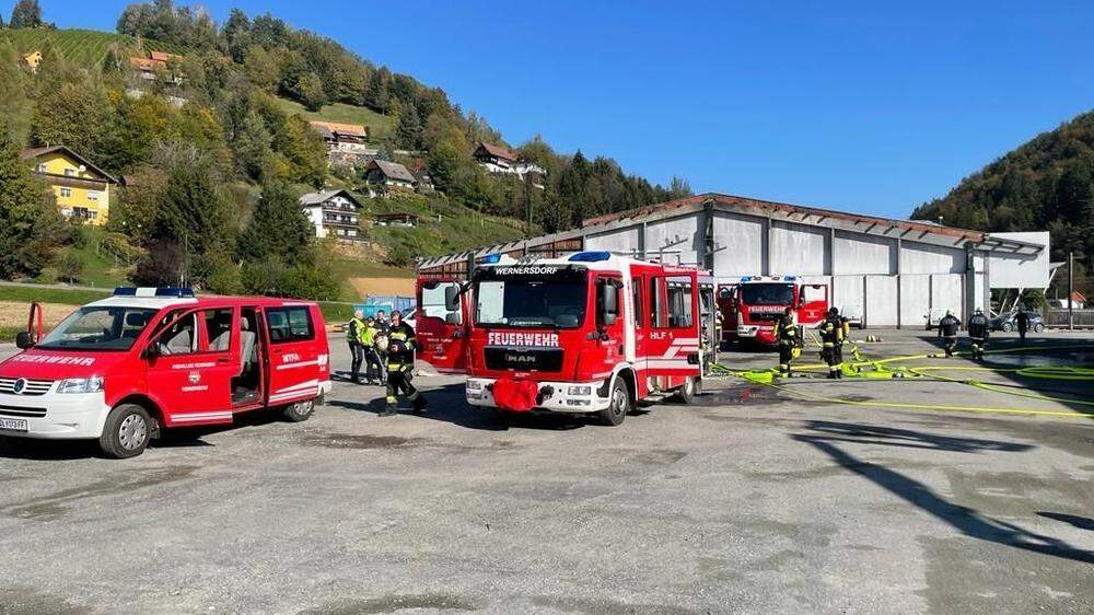 Rund 40 Einsatzkräfte der Feuerwehren Wernersdorf und Vordersdorf rückten aus