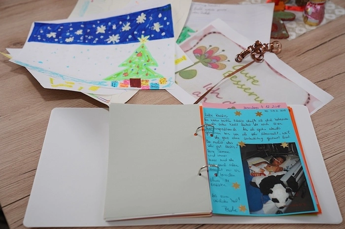 Nach sechs Tagen, in denen sie 16 Medikamente erhielt, wurde sie aus dem Tiefschlaf geholt. Diesen Moment hielt Arzt David Stelzhammer in Kerstins Krankenhaus-Tagebuch, das während des künstlichen Komas von Kerstins Mutter, Pflegepersonal und Ärzten befüllt wurde, fest.