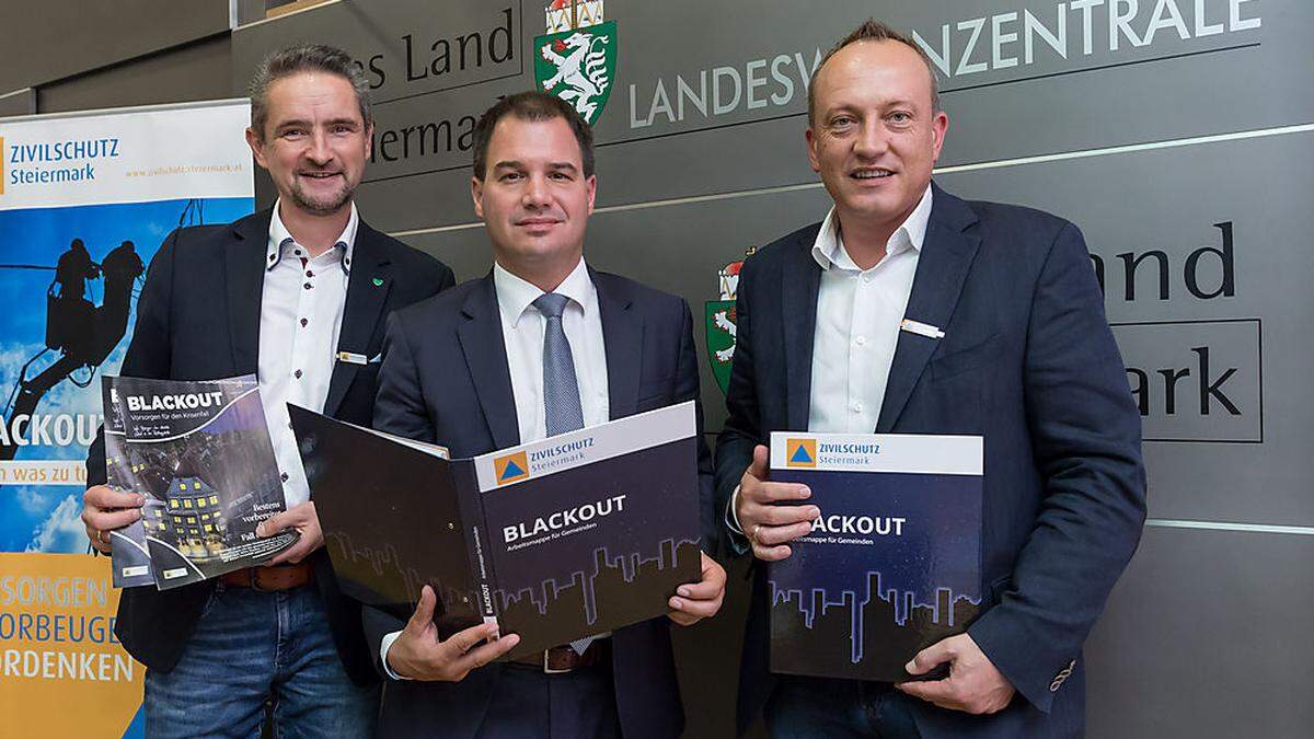 Vorstellung der Blackout-Mappe:  Martin Weber, LH-Stv. Michael Schickhofer, Armin Forstner