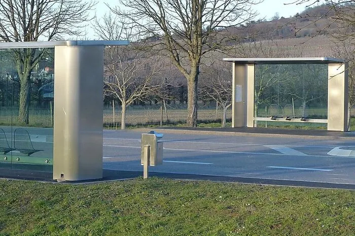 Deutschland. Design nicht nur im eigenen Wohnzimmer: Die Stühle von Eames sind weltweit bekannt und beliebt. Wer die organischen Formen und das puristische Design von Vitra liebt, der sollte in Weil am Rhein in Südbaden Bus fahren. Die Bushaltestelle am Vitra Campus nahe dem Weindorf Ötlingen ist aus poliertem Stahl. Stilecht sitzen Wartende hier auf den typisch geformten Wire Chairs von Vitra. Wer schon mal da ist, der sollte den Vitra Campus besuchen.
