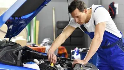 sujet automechaniker; autowerkstatt; monteur; auto; reparieren; kundendienst; arbeiten; beruf; autoreparatur; kfz-werkstatt; kfz-reparatur; fahrzeug; automobil; pkw; kfz; mechaniker; kontrollieren; inspektion; durchsicht; wartung; service; person; mann; arbeitskleidung; techniker; berufsbekleidung; profi; kompetent; interieur; betrieb; firma; technisch; reparatur; werkstatt; blaumann; hbsch; ausbildung,sujet