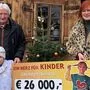 Viktor Plank, Enkelin Milena Plank und Brigitte Neubauer von der Kärntner Kinderkrebshilfe bei der Spendenübergabe für krebskranke Kinder am Neuen Platz in Spittal.