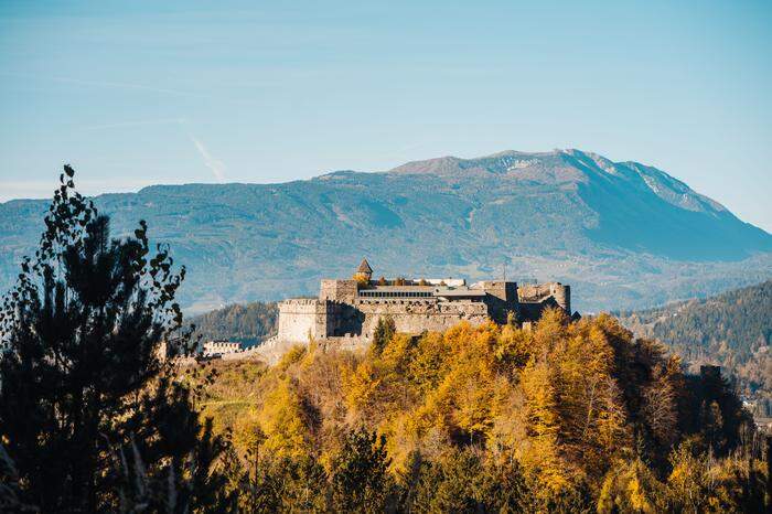 Herbst auf der Burg Landskron, einer historischen Wehranlage