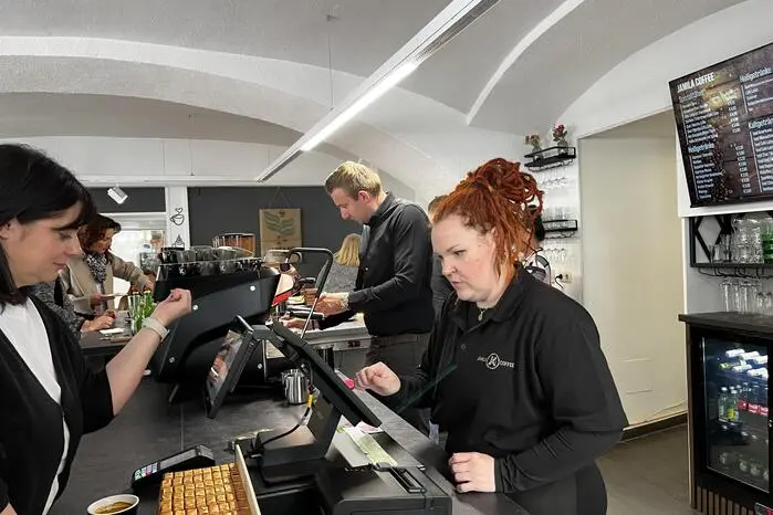 Filialleiterin Michaela Grasser (rechts) hatte alle Hände voll zu tun.