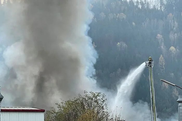 Mehrere Feuerwehren wurden zur Gewerbesiedlung alarmiert