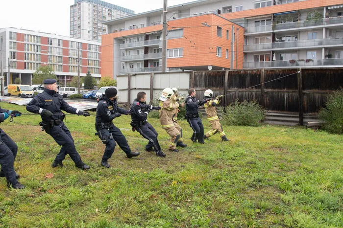 Kräfte der Feuewehr und der Polizei im Einsatz zur Sicherung einer Plakatwand aufgrund des Sturmes in Linz.