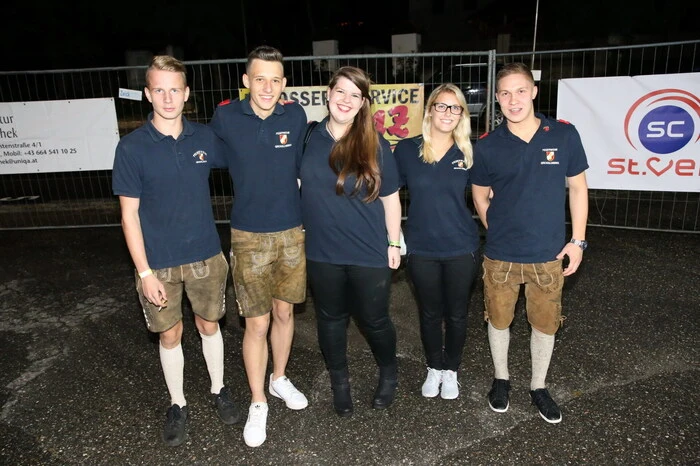 Beim Fest am Rüsthausgelände gesichtet wurden unter anderen Feuerwehrkommandant-Stellvertreter Franz-Josef Mayer mit Kameradschaftsführer Friedrich Grabner und Zugskommandant Herbert Paßegger, Provisor Charles Ogbunambala, Sportverein Kraig-Obmann Günter Liegl, Bürgermeister Harald Jannach sowie eine starke Abordnung der Partnerfeuerwehr Großlobning, die aus der Steiermark angereist kam (Foto).