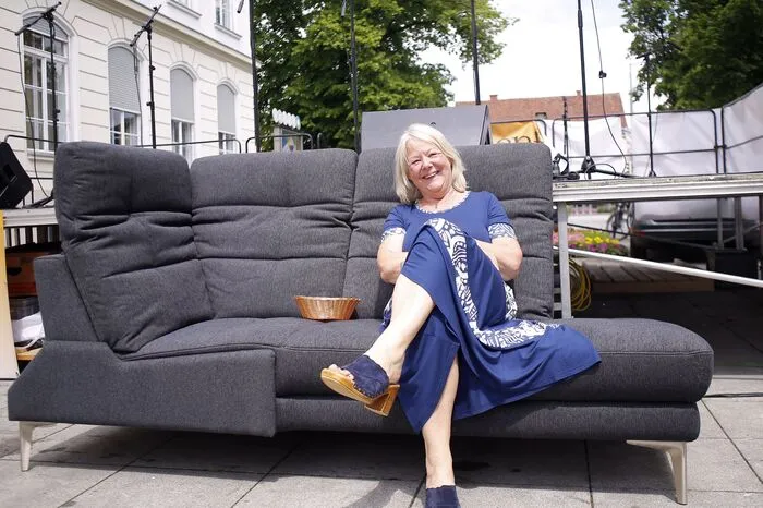 ADA sponserte einen Couch - sie wurde um 340 Euro versteigert. Auf dem Foto: ehemalige Geschäftsführerin von "Christina lebt" Helene Lexer.