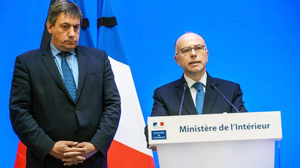 Der französische Innenminister Bernard Cazeneuve (r) mit dem belgischen Amtskollegen Jan Jambon (l) 