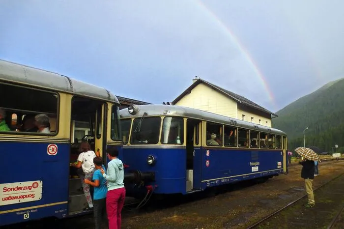 Während das Einchecken im Bahnhof Vordernberg Markt noch bei stömendem Regen stattfand, wartete bereits am Präbichl in der Abendsonne der erste Regenbogen die Fahrgäste.