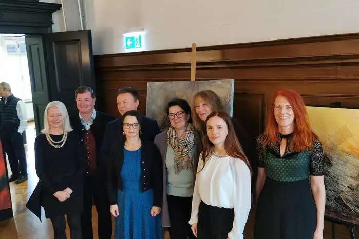 Die acht Künstlerinnen Martina Brandl, Melitta Winkler, Sascha Michaela, Gabi Troester, Theresa Emmerich, Hermine Arnold, Herta Tinchon und Petra Punz lieferten die Kunstwerke für das Buch und präsentierten ihre Bilder bei der Veranstaltung, wobei letzere beiden nicht persönlich anwesend sein konnten. Präsident Bernd F. Holasek führte durch die Geschichte des Vereins.