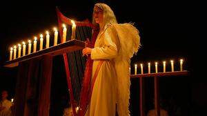 In „Laudes Palmarum“ tritt die schwedische Sängerin und Harfenistin Miriam Andersén als Engel auf