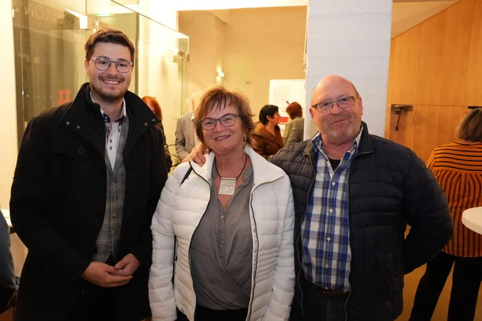 Der Spittaler Kulturstadtrat Lukas Gradnitzer mit Elfi und Edmund Rieder 